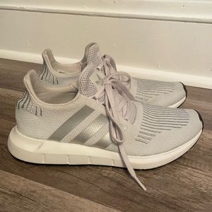 Adidas women’s sneakers tennis shoes size 8